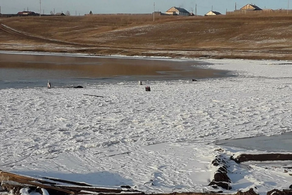 МЧС: крепкого льда нет ни на одном водоеме в Иркутской области