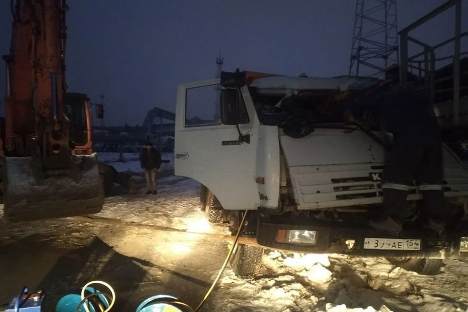 Из-за удара, водителя зажало в кабине. Фото: "Свидетель Бердск"