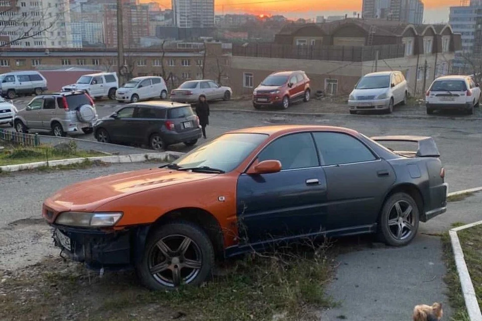Фотография старенького автомобиля вызвала бурные споры между жителями двора. Фото: instagram.com/dps.control