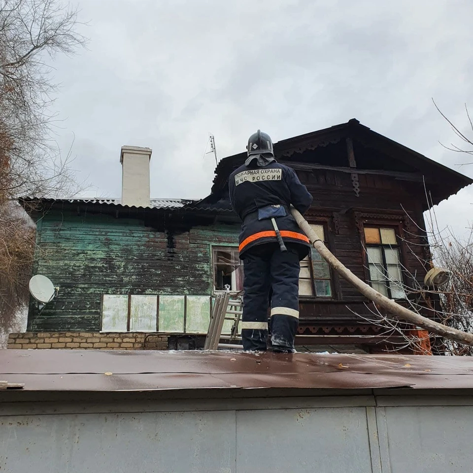 В Волгограде пожарные больше часа тушат двухэтажный жилой дом-памятник -  KP.RU