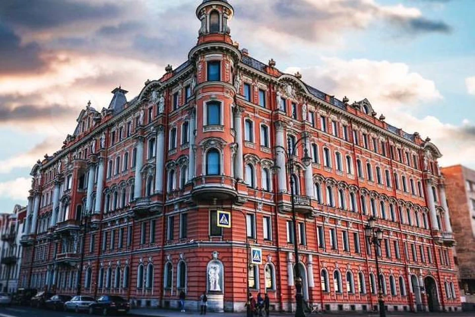 Роскошная квартира со скульптурами продается в центре Петербурга за 364 млн рублей / Фото: Авито