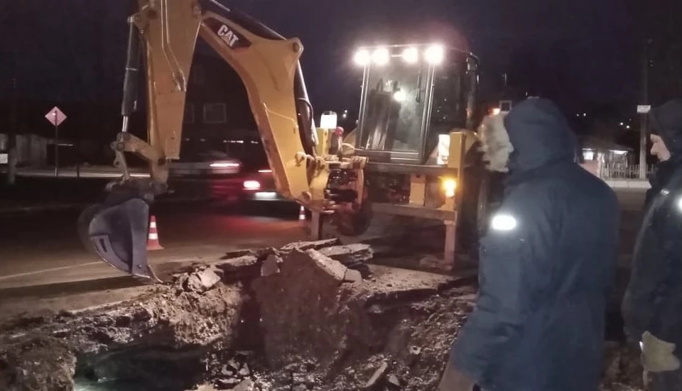 Более 7,5 тысяч человек остались без воды из-за коммунальной аварии в Вязьме. Фото: пресс-служба ГУ МЧС по Смоленской области.