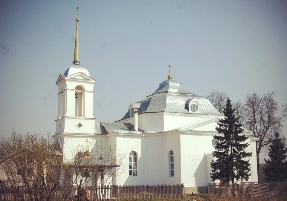 Храм загорелся вечером в Ершичском районе. Фото: «Спасо-Вознесенское Власиево Архиерейское подвор» ВКонтакте.