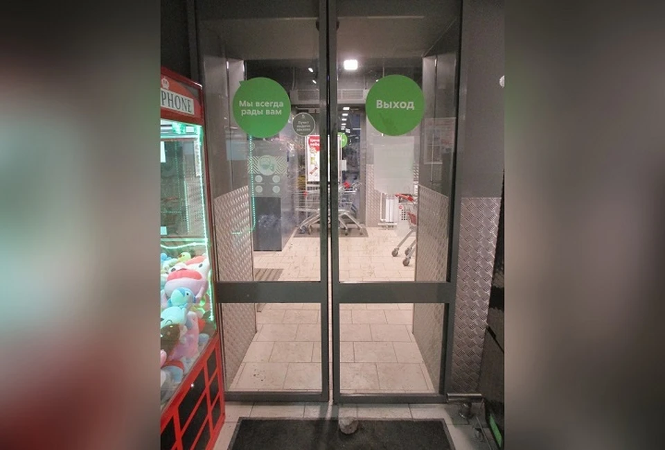 Несовершеннолетние отжали двери и проникли в магазин. Фото: МО МВД России «Верхнепышминский»