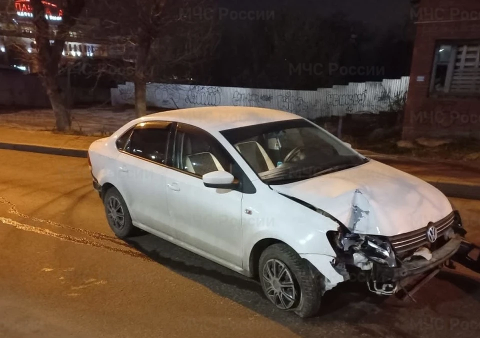 Медики пострадавшему водителю оказали помощь на месте происшествия.