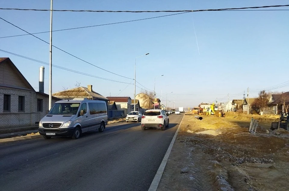 На улице Ангарской расширяют дорогу.