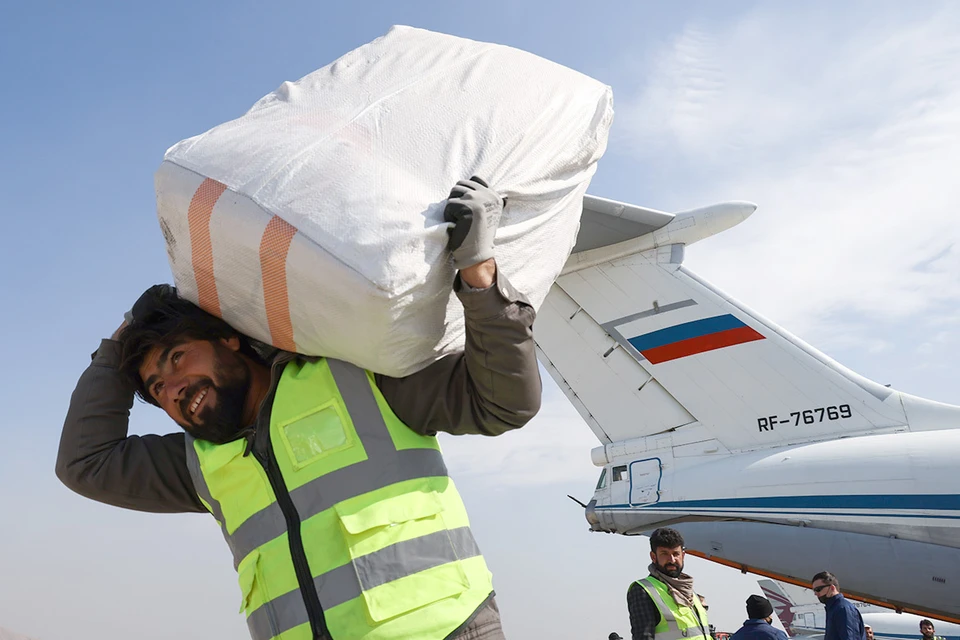 Кабул. Во время разгрузки самолета Ил-76 ВКС России, доставившего гуманитарную помощь в аэропорт столицы Афганистана. Фото: Валерий Шарифулин/ТАСС
