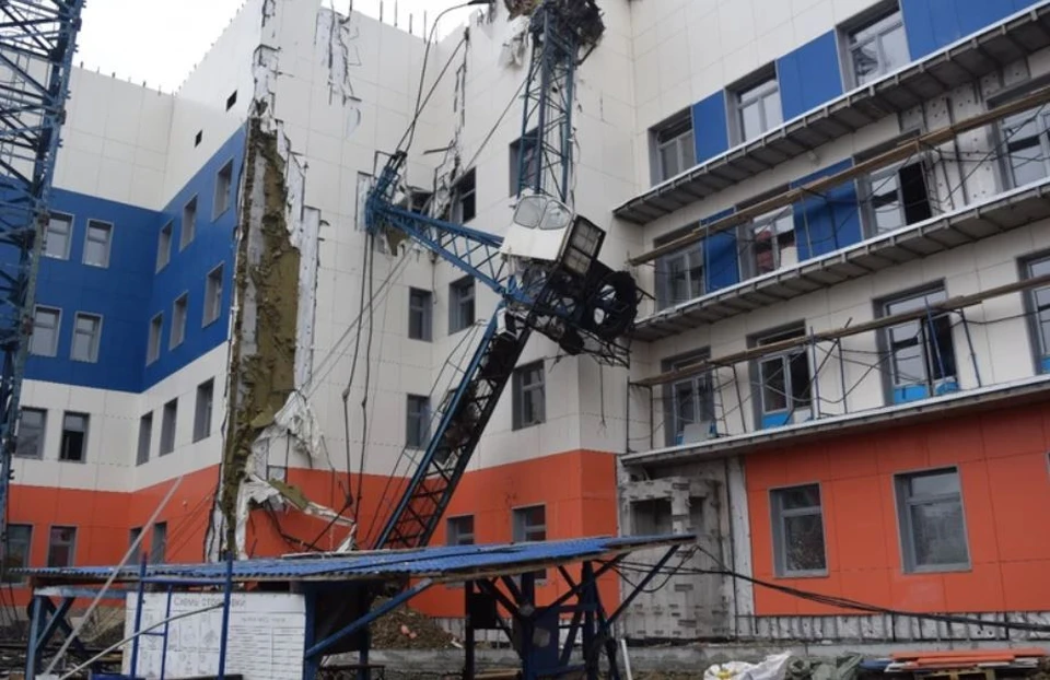 Представителя застройщика, возводящего поликлинику, на которую упал башенный кран в Хабаровске, уличили во лжи
