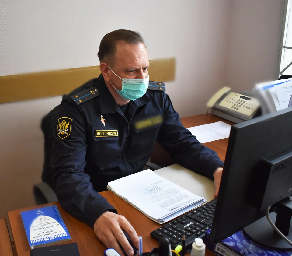 Приставы наложили на транспортное средство арест, а должнику сообщили, что продадут грузовик, если он не расплатится по всем счетам. Фото пресс-службы УФССП России по Белгородской области.