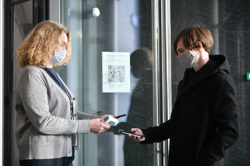 Чаще всего QR-коды на входе проверяют администраторы или охранники