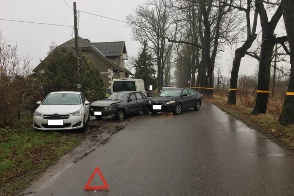В ДТП пострадали в общей сложности четыре транспортных средства и один человек.