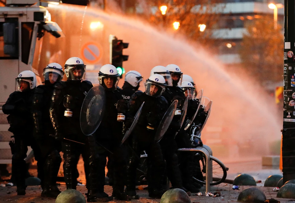 Полиция Брюсселя применила слезоточивый газ против протестующих из-за ужесточения санитарных мер