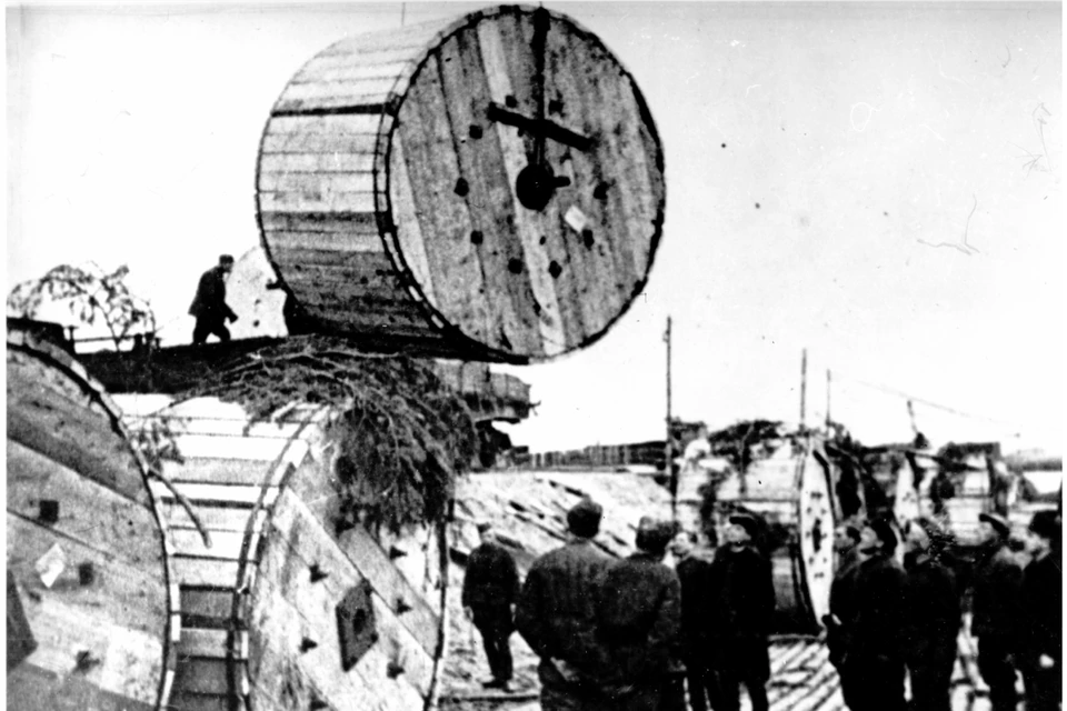 Разгрузка кабеля на монтажной площадке в бухте Морье Ладожского озера. Фото из архива ПАО «Россети Ленэнерго».