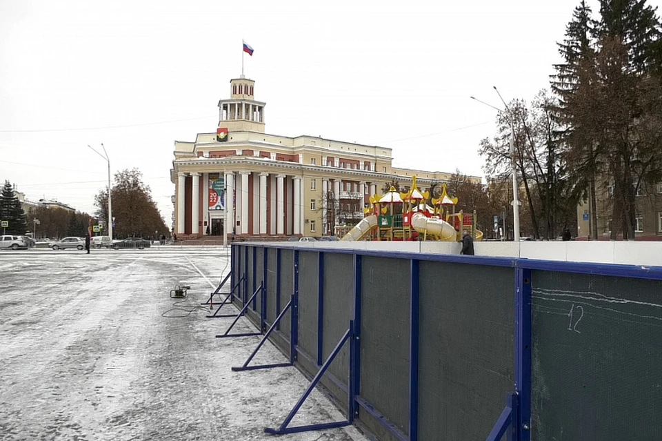 В Кемерове начали монтировать хоккейную коробку на площади Советов. Фото: kemerovo.ru.