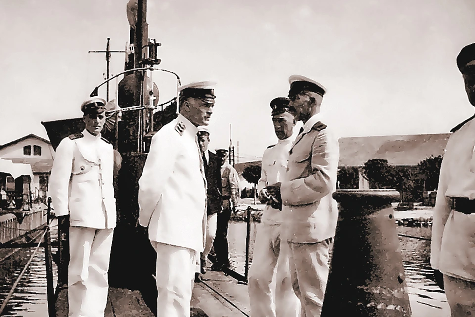 Снимок сделан в июле 1921 года в тунисском порту Бизерта: командующий Русской эскадрой контр-адмирал Михаил Беренс (третий справа) вместе с другими белыми морскими офицерами на борту подводной лодки «Тюлень». Фото: Wikimedia Commons