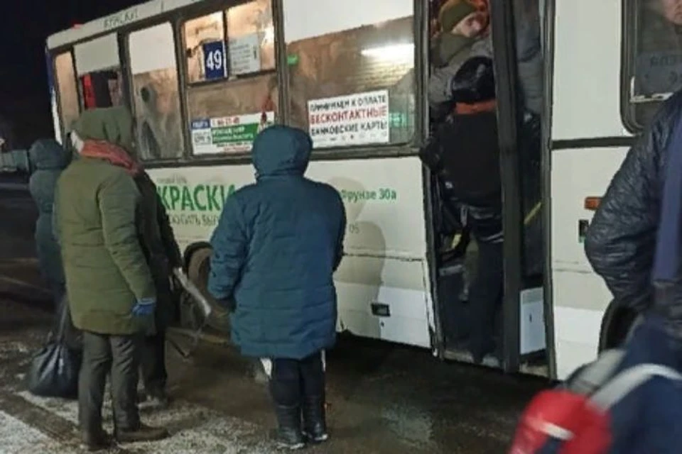 Жители поселка Кармановский не могут уехать на работу, так как нет автобусов. ФОТО: группа "Жесть Ярославль " ВКонтакте