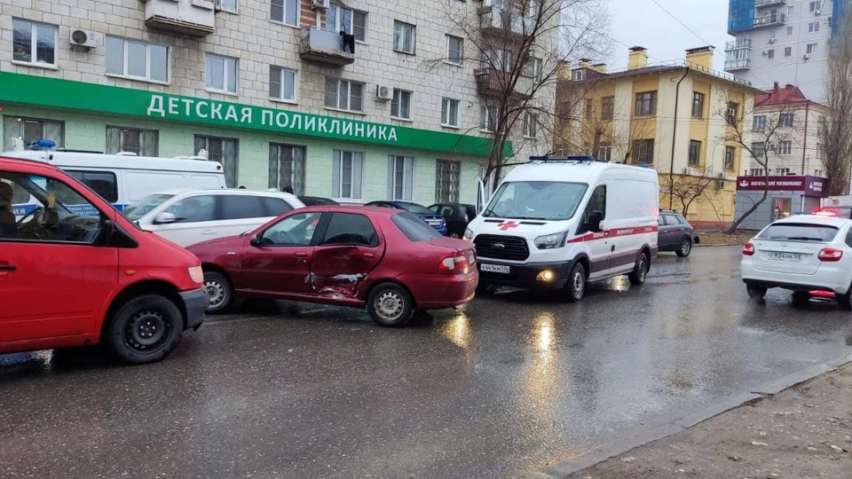 Два красных автомобиля столкнулись и парализовали все движение на улице.