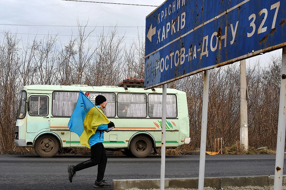 Участник "патриотического марафона" пробегает по пригородам Краматорска.