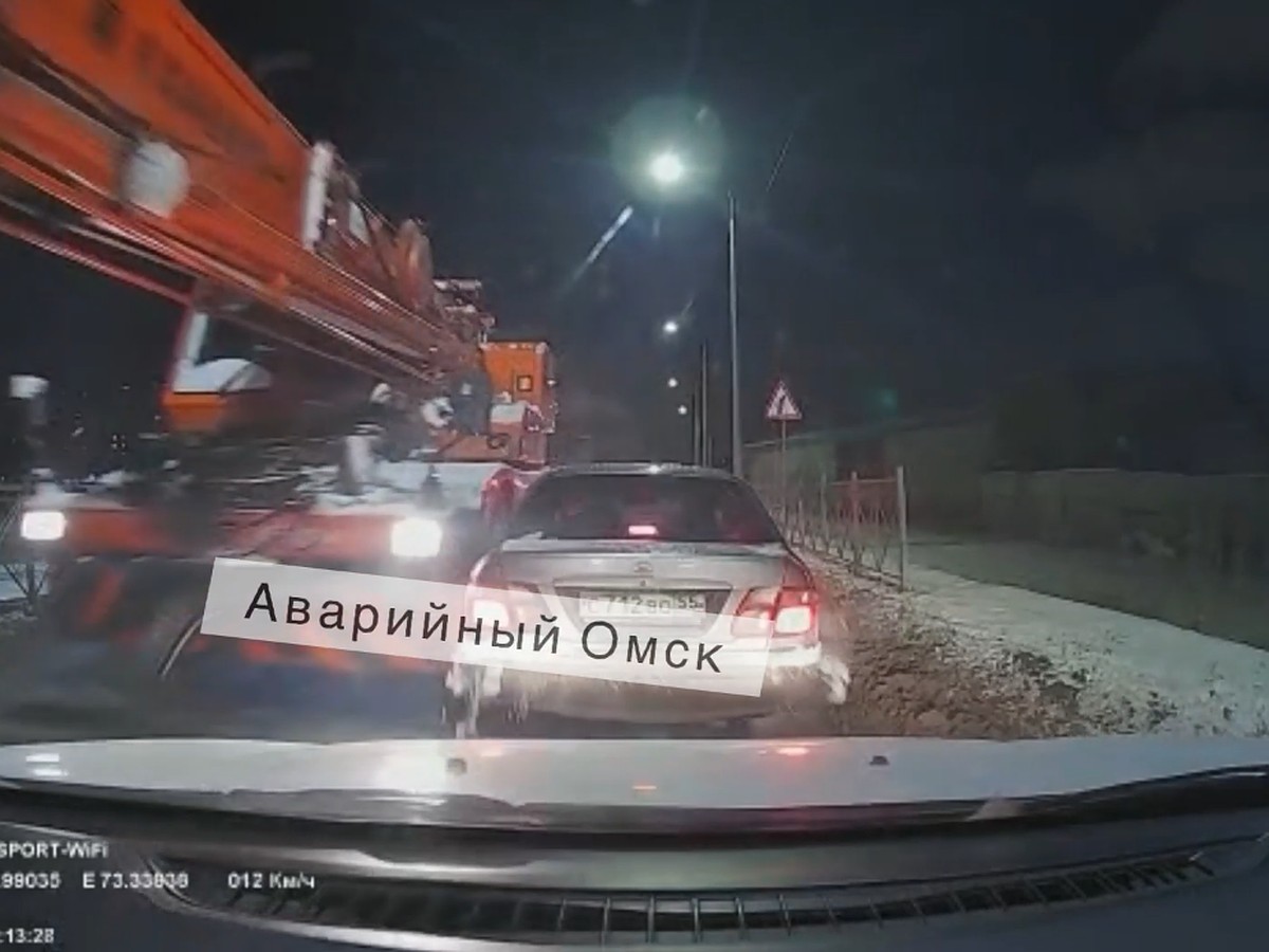 Появилось видео момента аварии на омской дороге за миллиард с автокраном  двумя легковушками - KP.RU