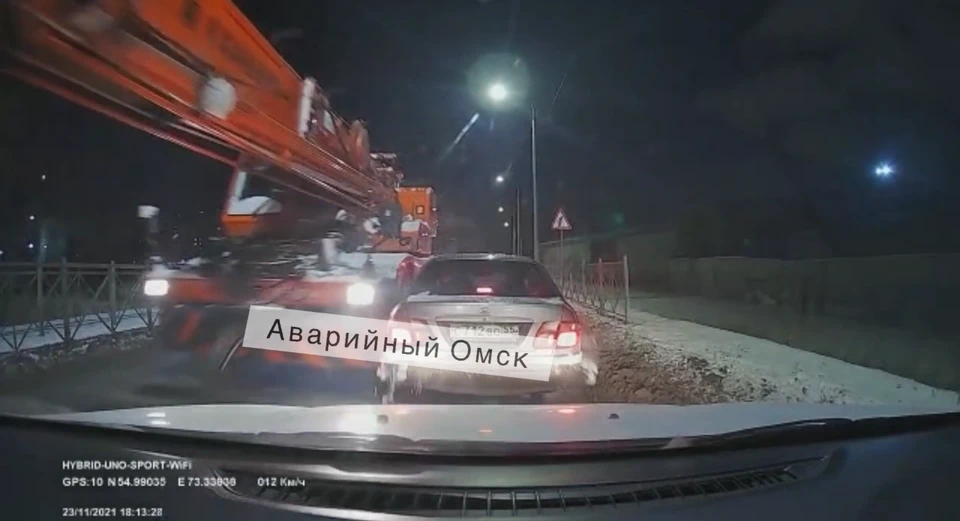 Авария произошла поздним вечером. Фото: группа в ВКонтакте «Аварийный Омск»