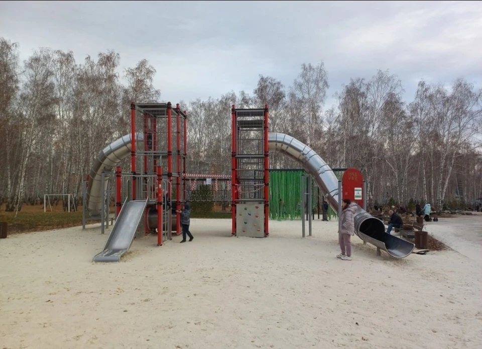 Из двух маленьких детских игровых комплексов вобрали один большой. Фото: Ольга Мухометьярова/vk.com