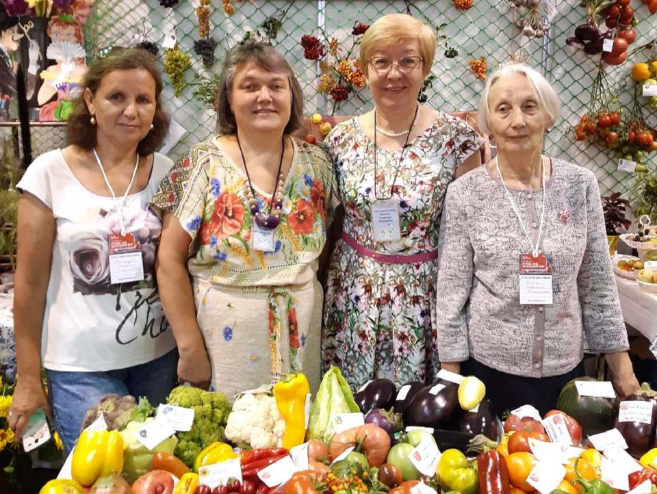 Надежда Зыкова и члены клуба на выставке представили свой урожай.