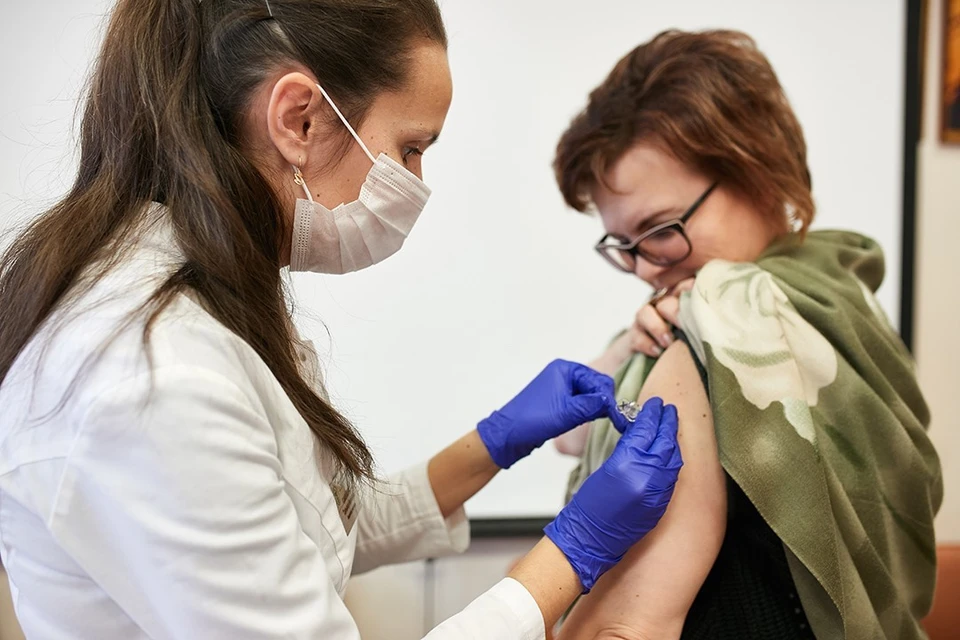 В Ленобласти назвали категории лиц, которые должны обязательно сделать прививку от ковида.