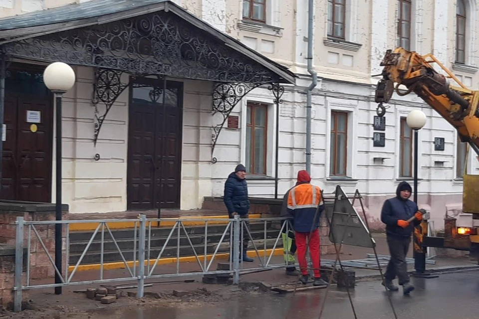 По требованию прокуратуры в центре Скопина обнесли забором историческое здание школы.