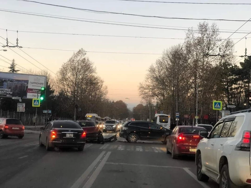 В Симферополе на перекрестке улиц Гагарина и Гайдара столкнулись легковушки. Фото: Dmitry Visota / Facebook