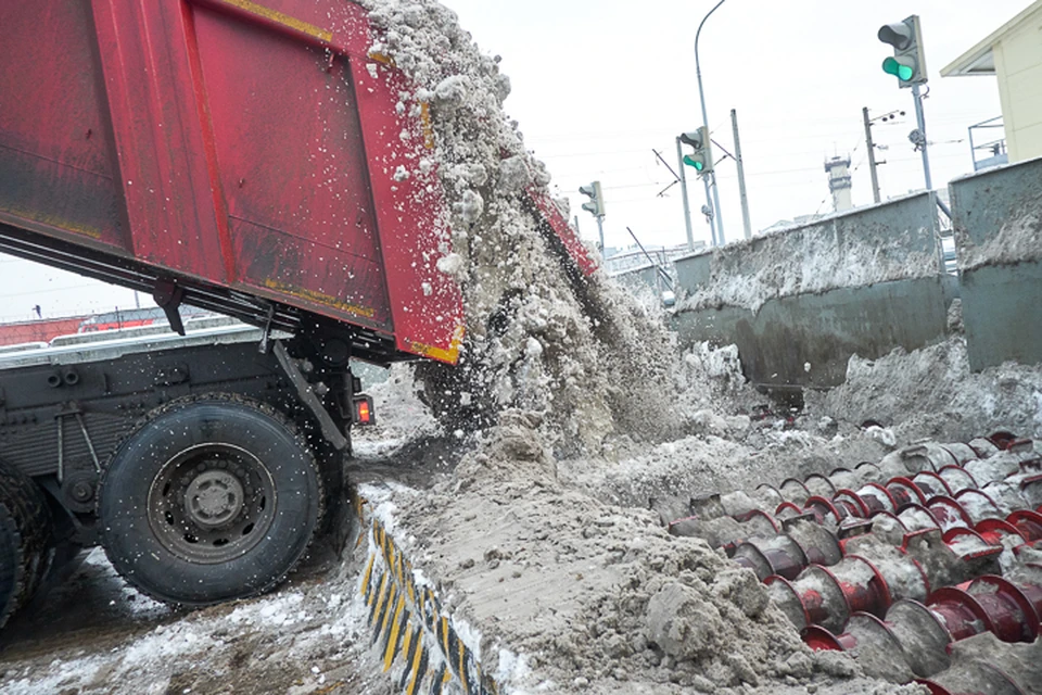 Дорожные предприятия Петербурга вывезли из города первую сотню кубометров снега