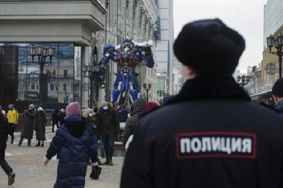 Сыщики уголовного розыска отрабатывают круг его знакомых.