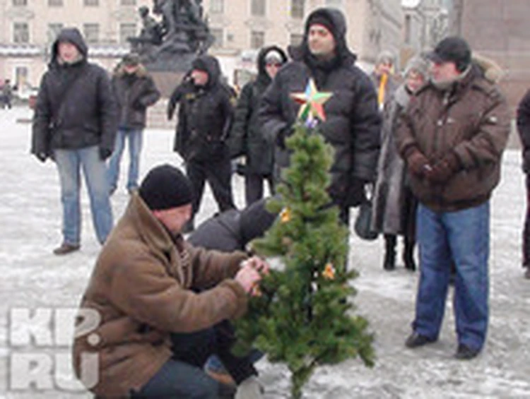На центральной площади Владивостока «ОМОН» напал на Деда Мороза