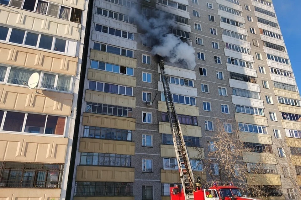 На месте пожара работают 6 единиц пожарной техники и 21 человек личного состава Фото: МЧС по Свердловской области