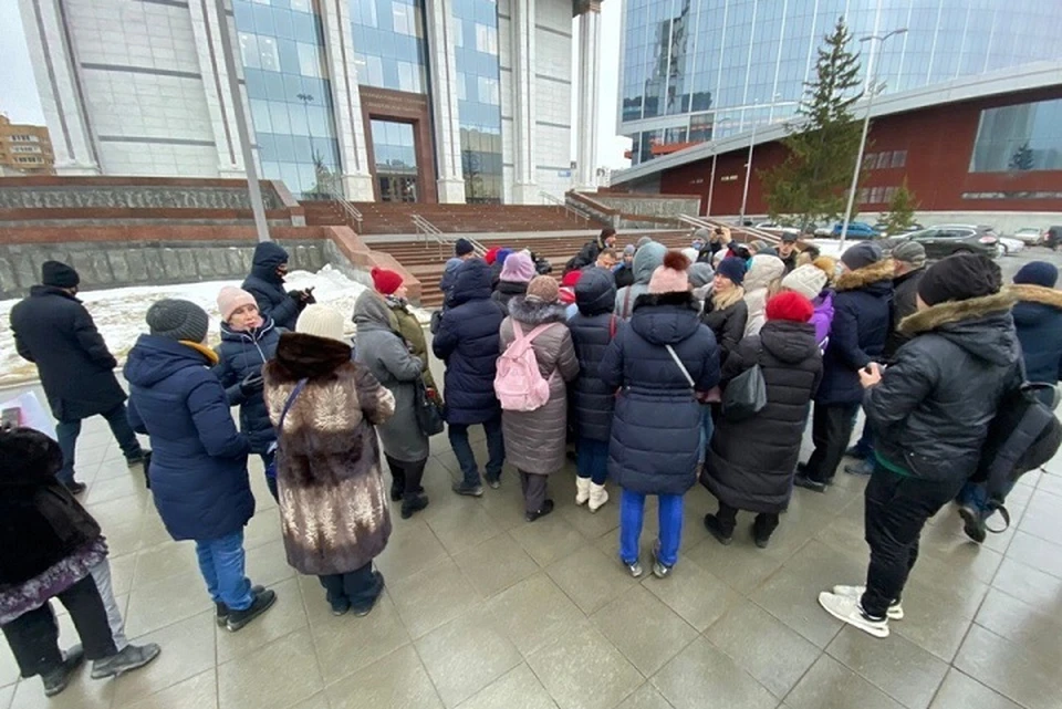 Противники QR-кодов собрались у Заксобрания, чтобы высказать свое мнение депутатам Фото: читатель "КП"
