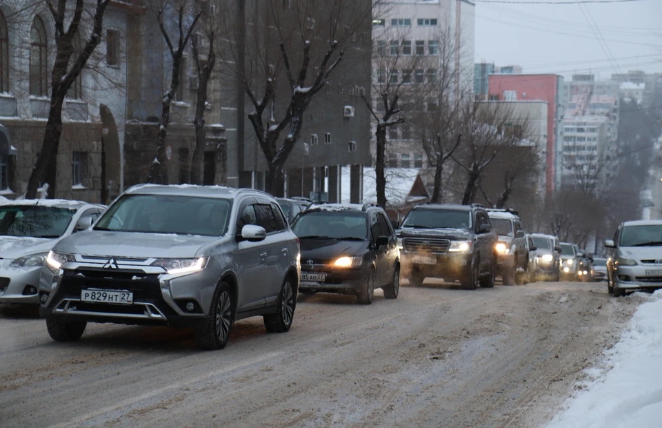 Хабаровск сковали пробки: циклон принес снег и метель в столицу региона