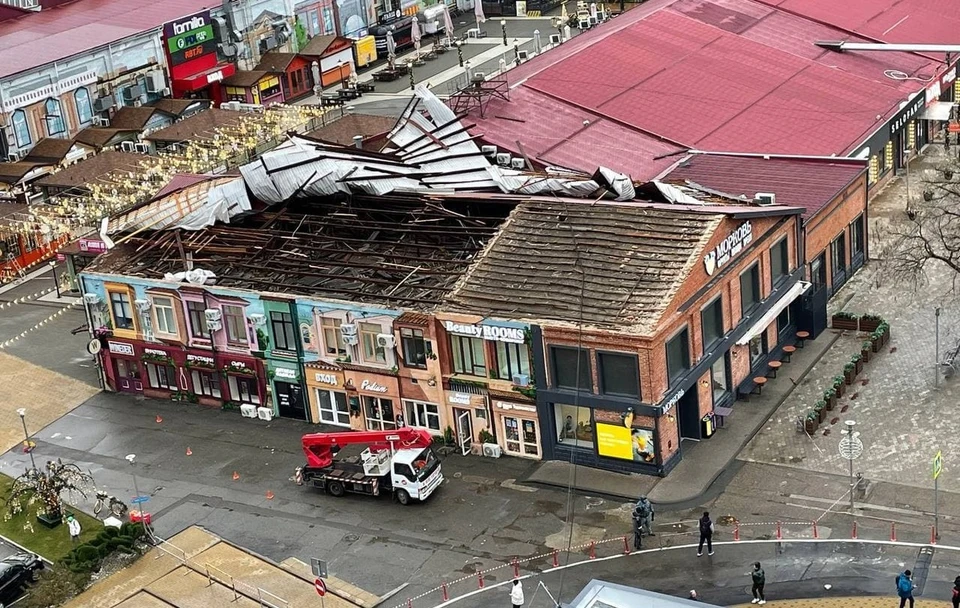В Краснодаре ураган снес крыши домов и торговых центров. Так выглядит "Центр города"