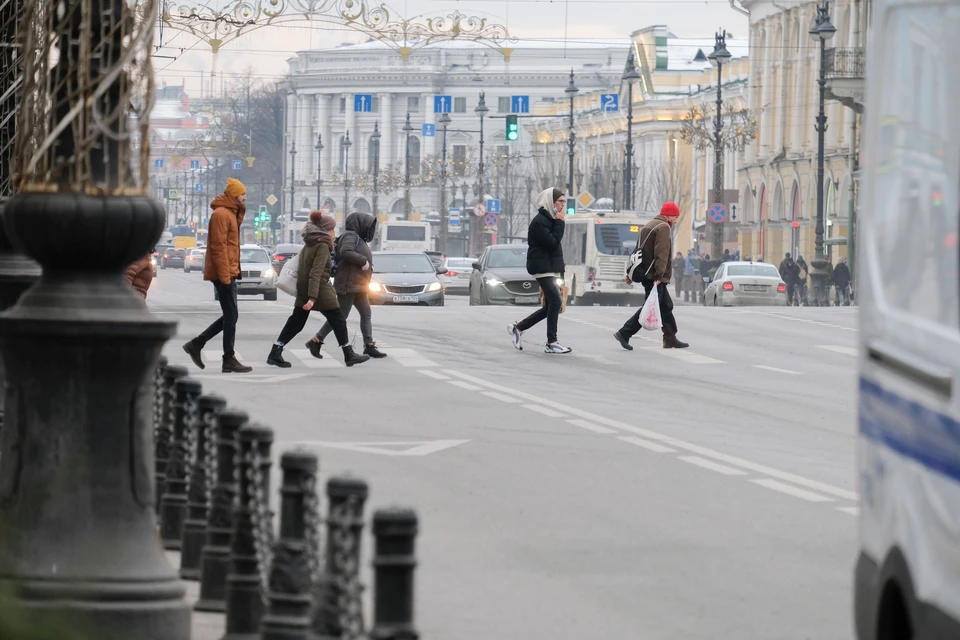 Появились 3. Пешеходные улицы Петербурга люди. Новый Питер улицы. Новый год улица Россия. Питер переход.