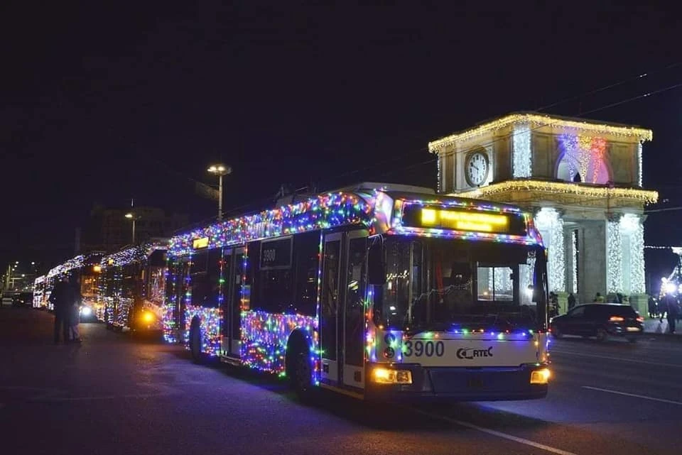 Вот такие яркие троллейбусы ездят по Кишиневу. Фото: Ion Ceban