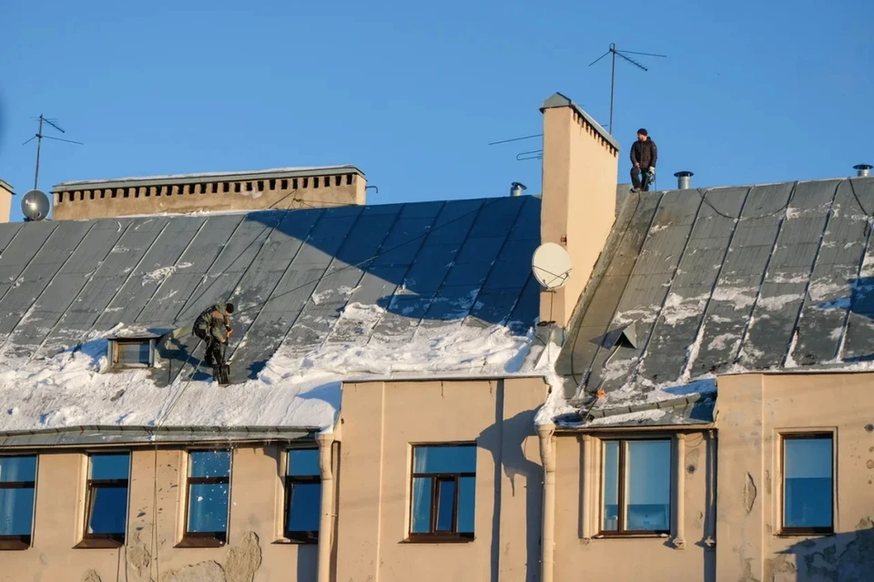 Центр Петербурга будут тщательнее убирать от наледи на крышах.