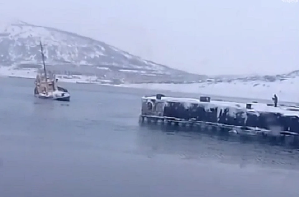 ЧП произошло в рыбном порту бухты Нагаева. Фото: скриншот видео