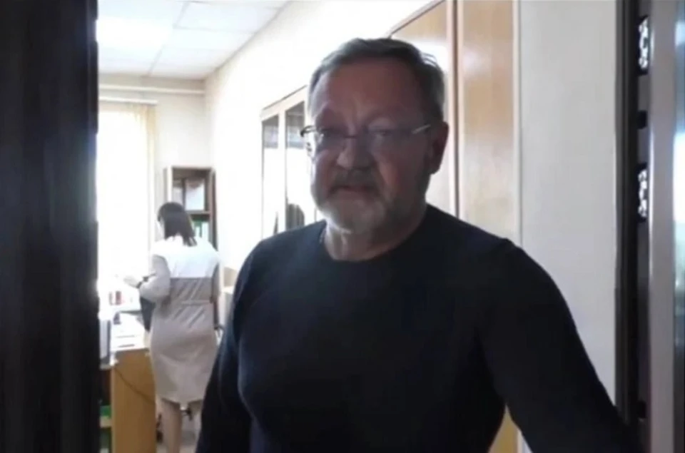 Активист Илья Чупин обвинили депутата Совета Динского Александра Мамонова района в нападении. Фото: скрин видео