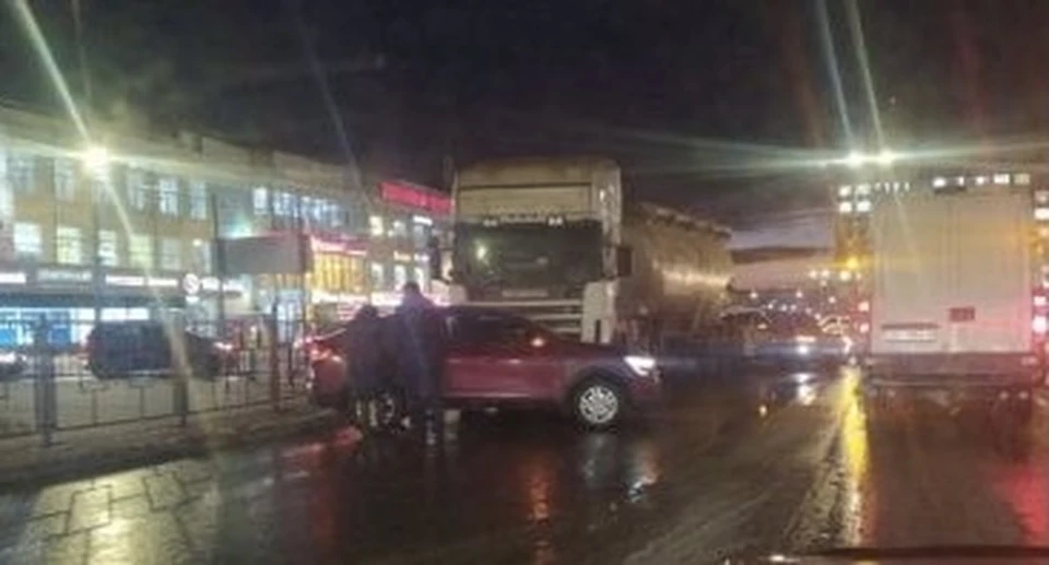 В Смоленске Renault столкнулся с бензовозом. Фото: «Автоподмога 67» в соцсетях.