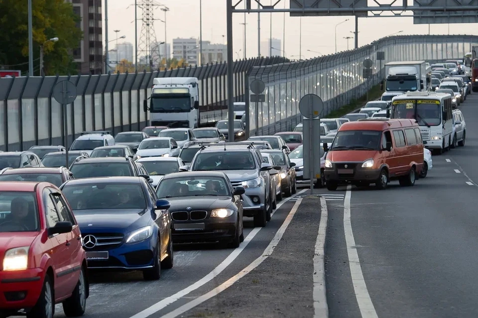 Петербургские водители пожаловались на огромный тариф за простой на М-11.