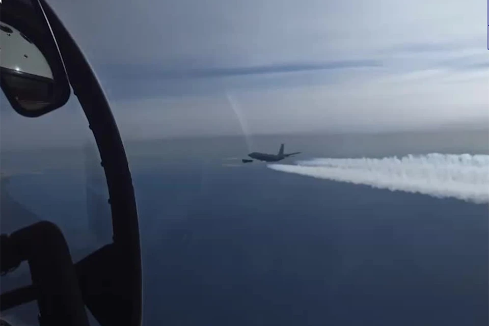 Самолет-разведчика НАТО опасно сблизился с пассажирским лайнером над Черным морем. Фото: кадр из видео.
