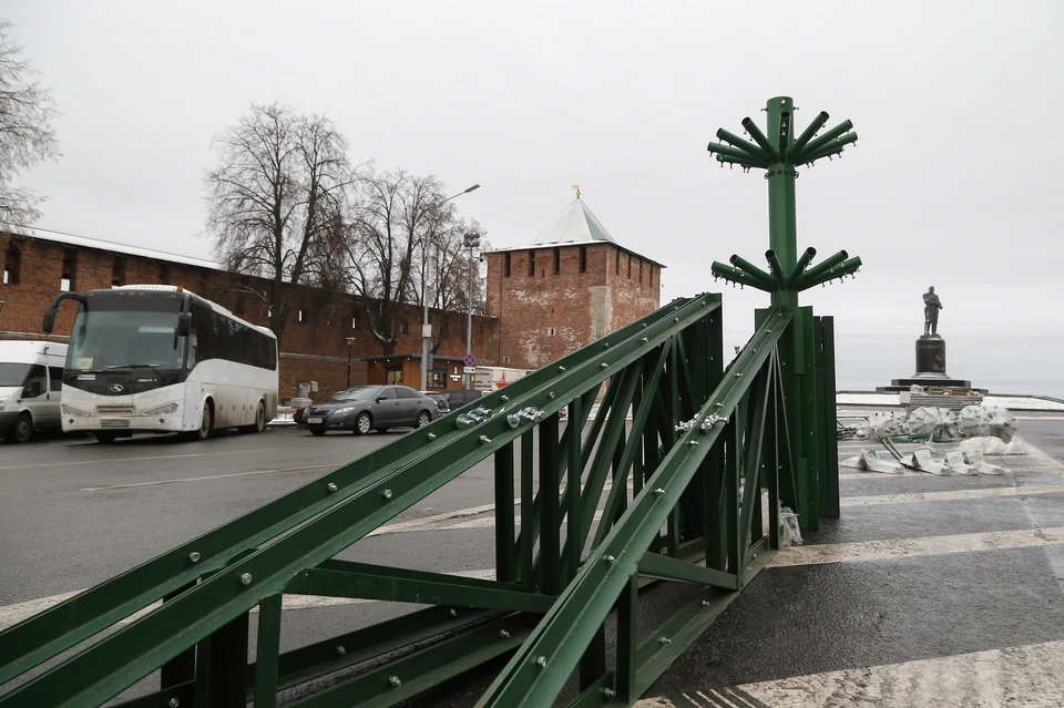 Главную новогоднюю ёлку начали устанавливать в Нижнем Новгороде Фото: Управление по связям со СМИ администрации Нижнего Новгорода