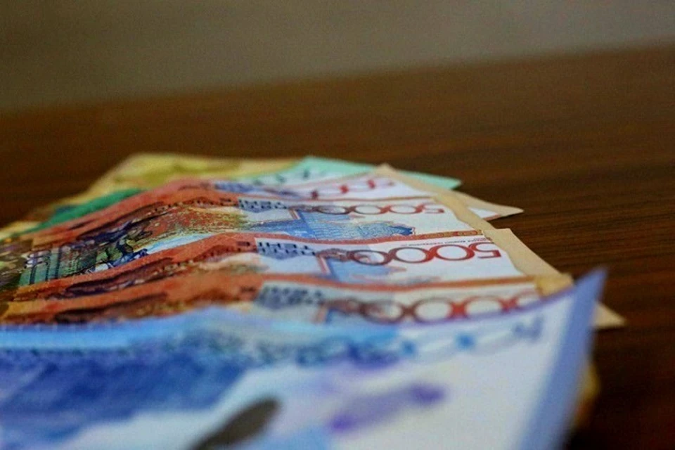 Сейчас средний курс покупки доллара в обменниках Алматы равен 437,93 тенге.