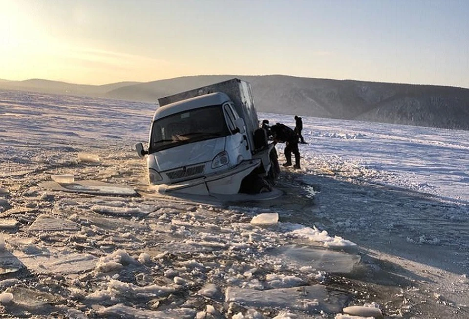 Водитель, рискуя жизнью, поехал по замерзшей реке