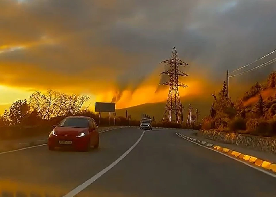 Крымчане стали свидетелями завораживающего заката на ЮБК. Фото: скриншот из видео