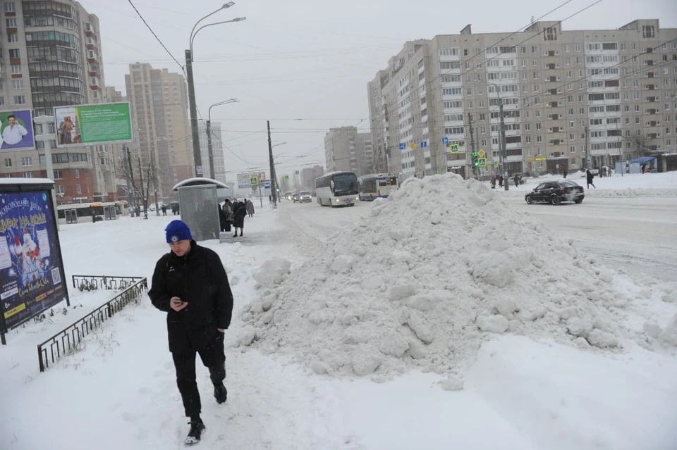 Снег продолжает засыпать Петербург.