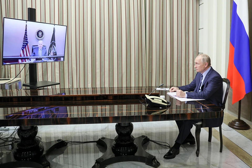 Президент России Владимир Путин и президент США Джо Байден (на экране по видеосвязи) перед началом двусторонних переговоров. Фото: Михаил Метцель/POOL/ТАСС